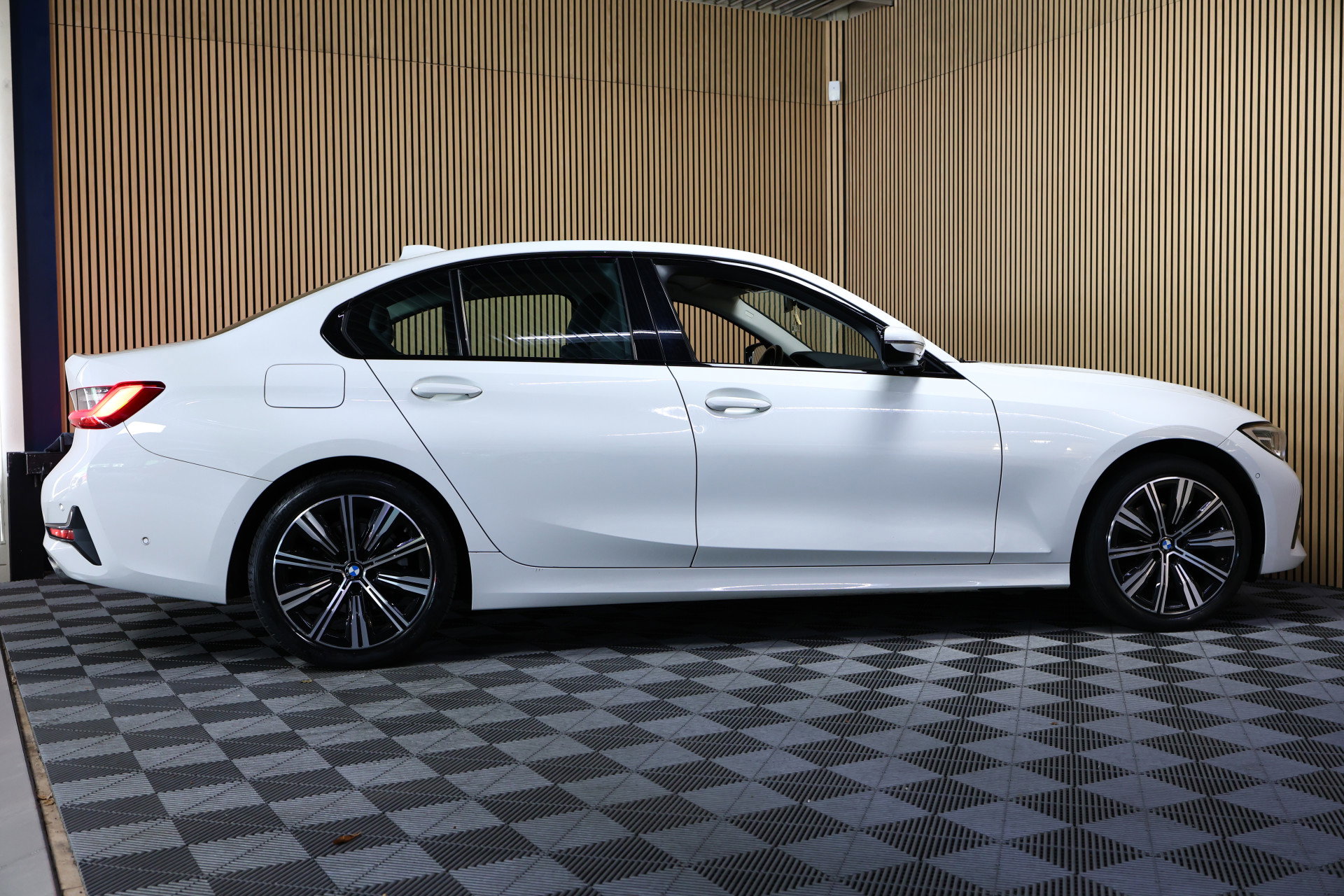 BMW 318i Business M SPORT Edition AVM SPORTLEDER NAVI CARPLAY VIRTUAL '21 - foto 6