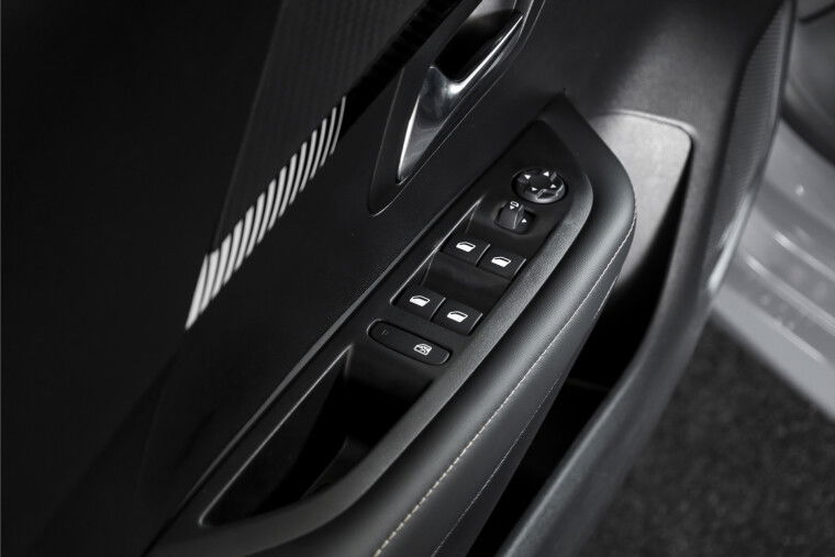 Peugeot - 208