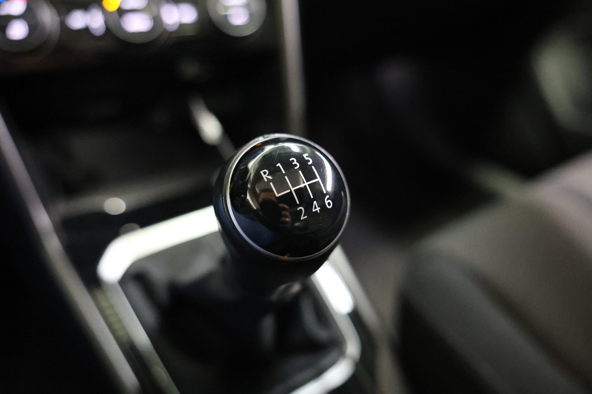 Volkswagen 1.0 TSI R-Line CLIMA VIRTUAL PDC CARPLAY CAMERA PANO LANE+FRONT Ass. '19 - foto 30