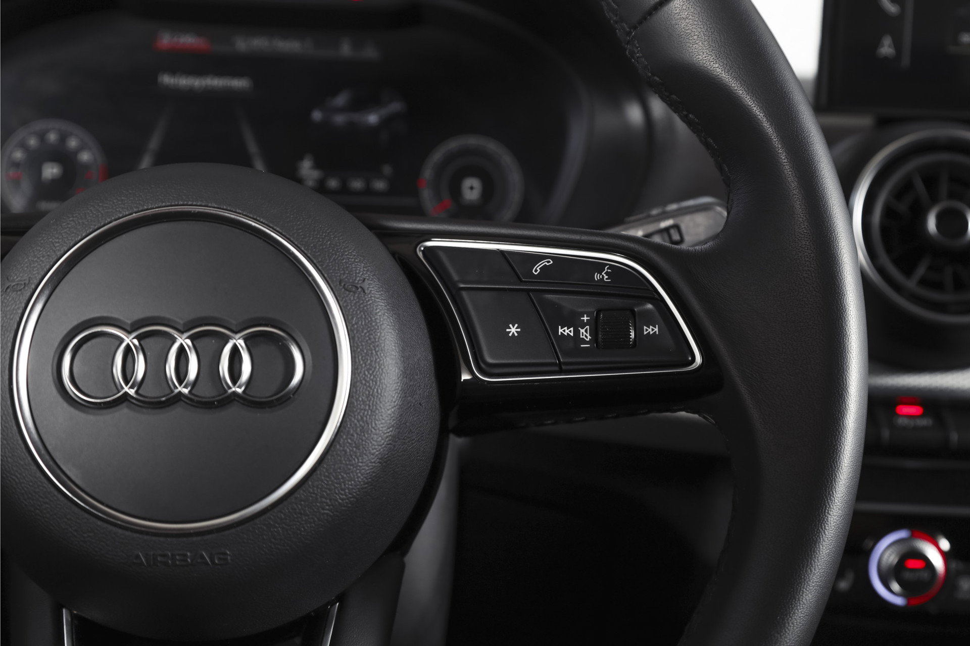 Audi - Q2