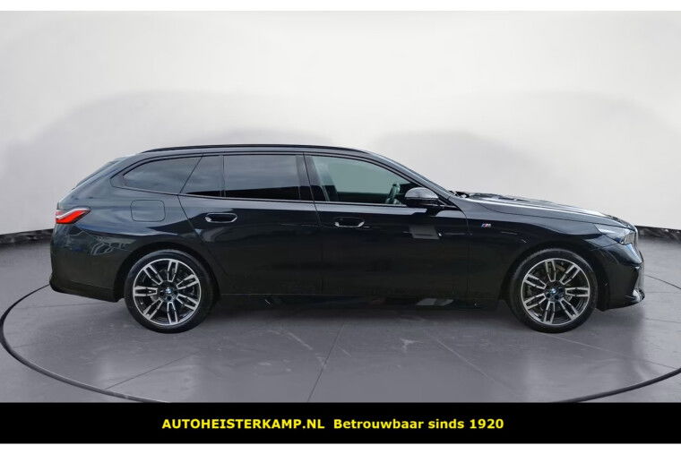 BMW 5 Serie Touring 520d M-Sport 197 PK ACC Head-Up Trekhaak Stoelkoeling Stuurverwarming Standkachel