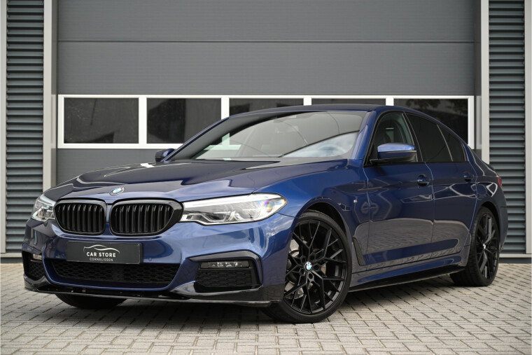 Foto van BMW 5 Serie 520i M-SPORT / AERO PACK / INDIVIDUAL LEDER / MEMORY / CAMERA / HUD / LED / 20"