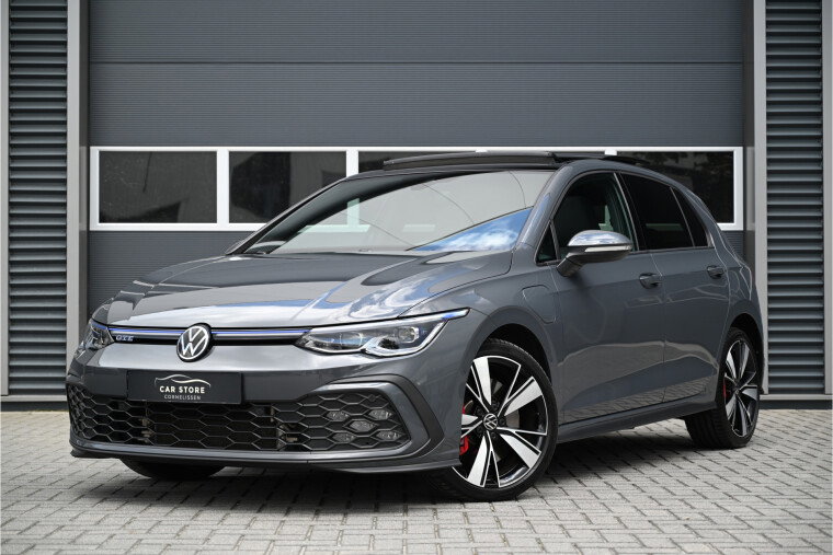 Foto van Volkswagen Golf 1.4 GTE 245 PK / PANO / IQ LIGHTS / HEAD UP DISPLAY / CAMERA / BLIND SPOT / TREKHAAK / HEXAGON LED / 18"