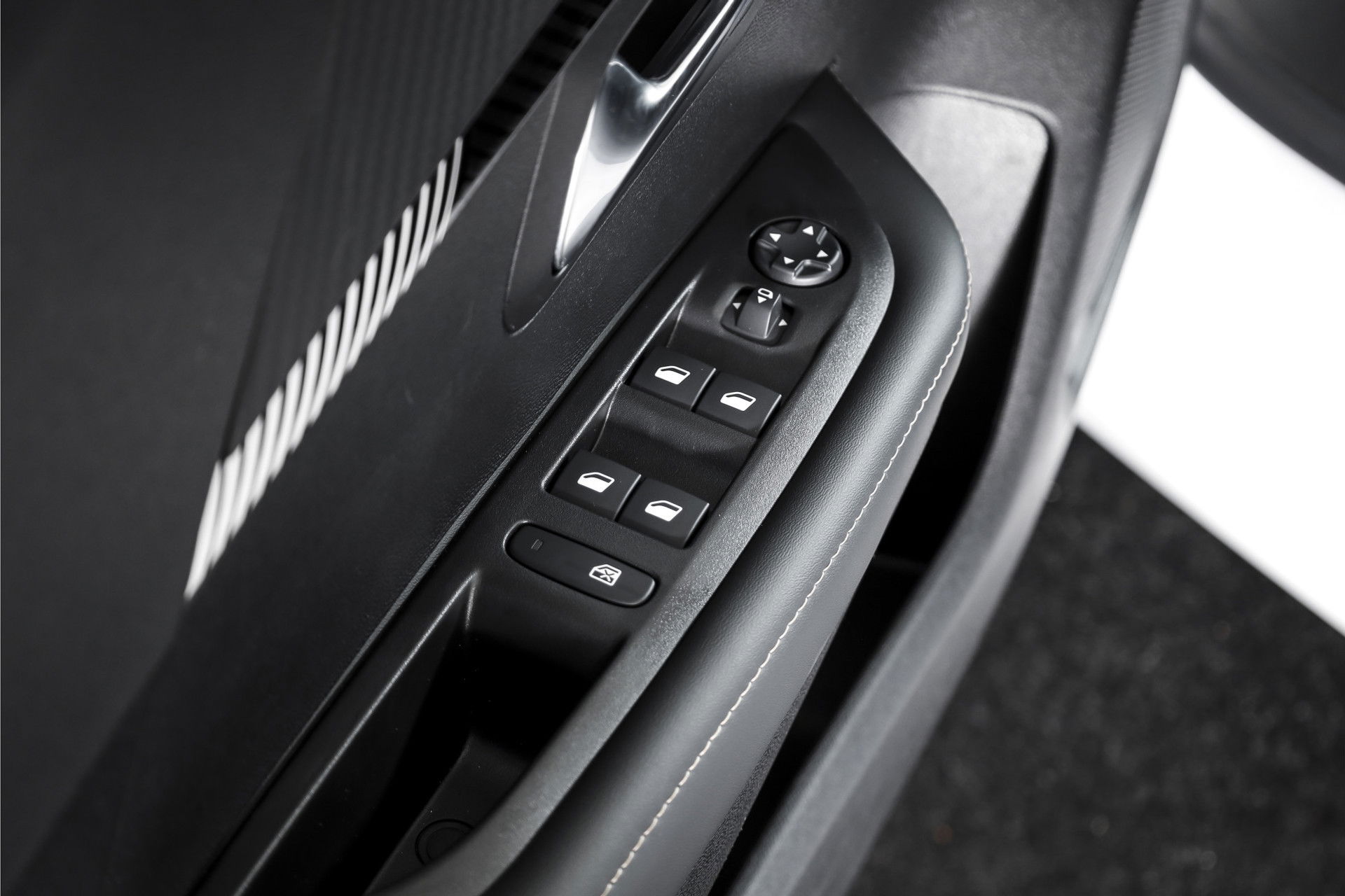 Peugeot - 208