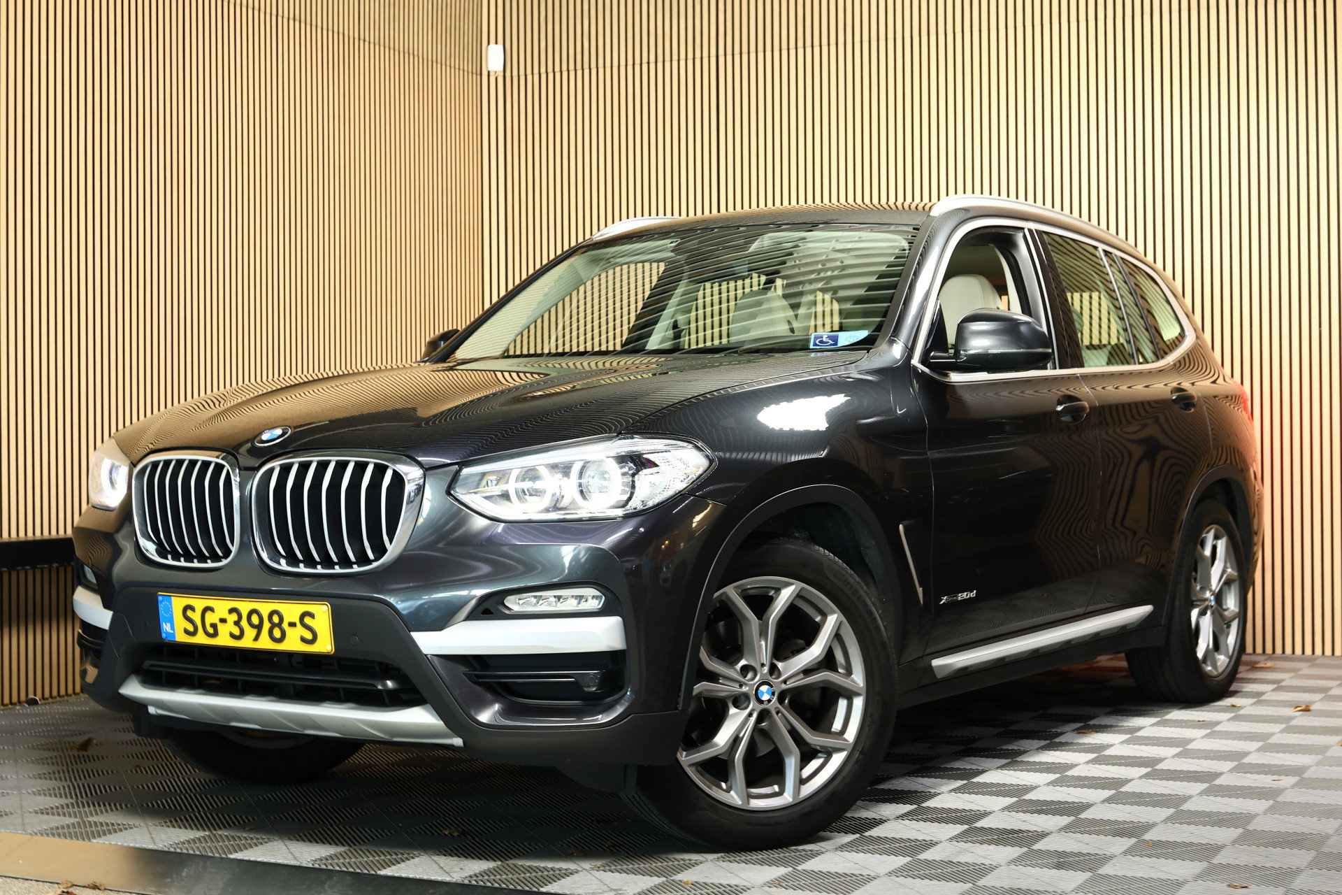 BMW xDrive20d AUT Executive PANO LEDER NAV FULL-LED PDC "18 - foto 36