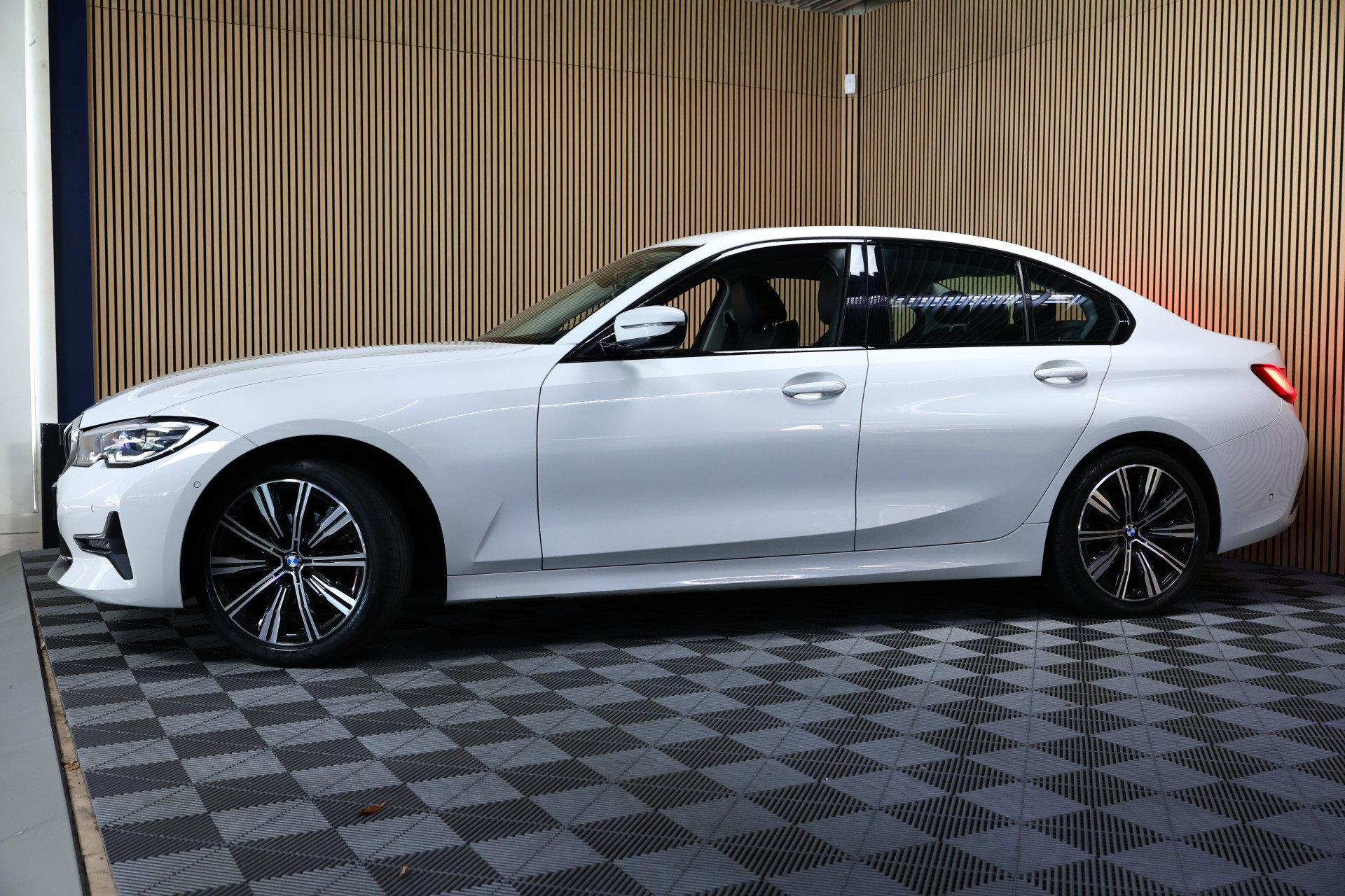BMW 318i Business M SPORT Edition AVM SPORTLEDER NAVI CARPLAY VIRTUAL '21 - foto 10