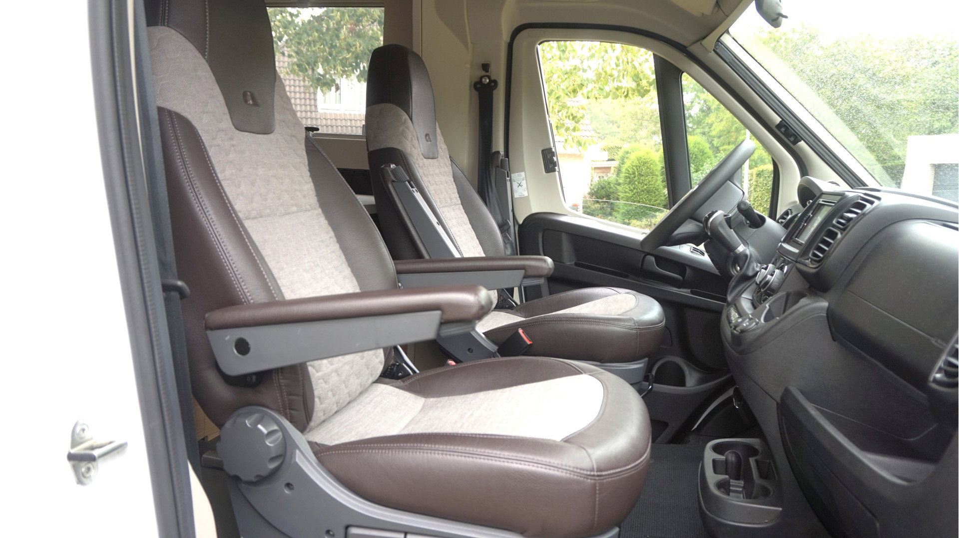 Adria MATRIX 670SC PLUS AUTOMAAT 141 pk Zonnepan. Electr. Fietsendrager / Hefbed 023 - foto 19