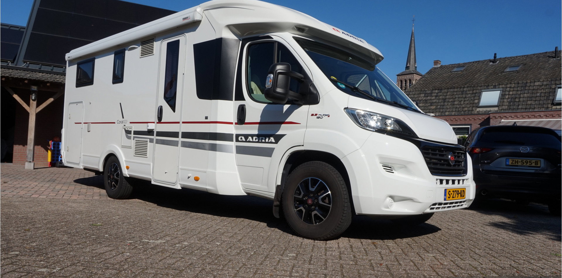 Adria CORAL S 670SL Automaat 150pk Airco Luchtvering Lengtebedden 5 zitplaatsen - foto 2