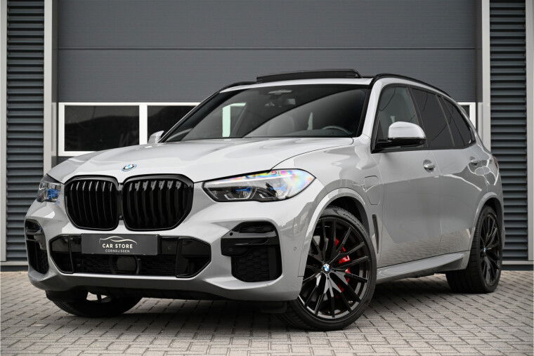 Foto van BMW X5 xDrive45e M-SPORT ***VERKOCHT*** PANO / NARDO GREY INDIVIDUAL / B&W / LASER / HUD / CARBON / SOFTCLOSE / 4 WIELSTURING