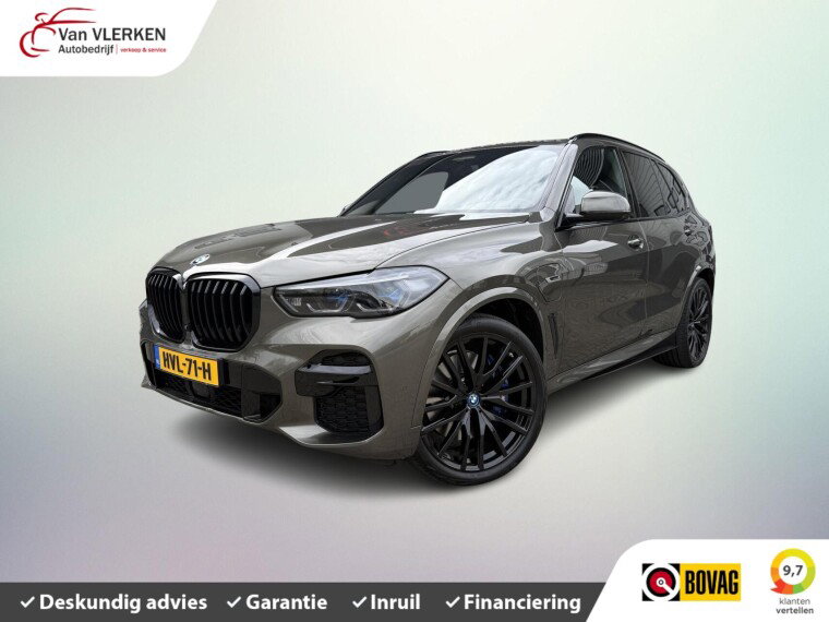 Foto van BMW X5 xDrive45e M SPORT SKYLOUNGE 22 inch
