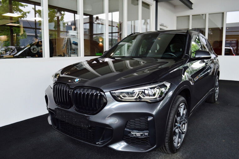 Foto van BMW X1 sDrive20i M-Sportedition | Panorama | Trekhaak