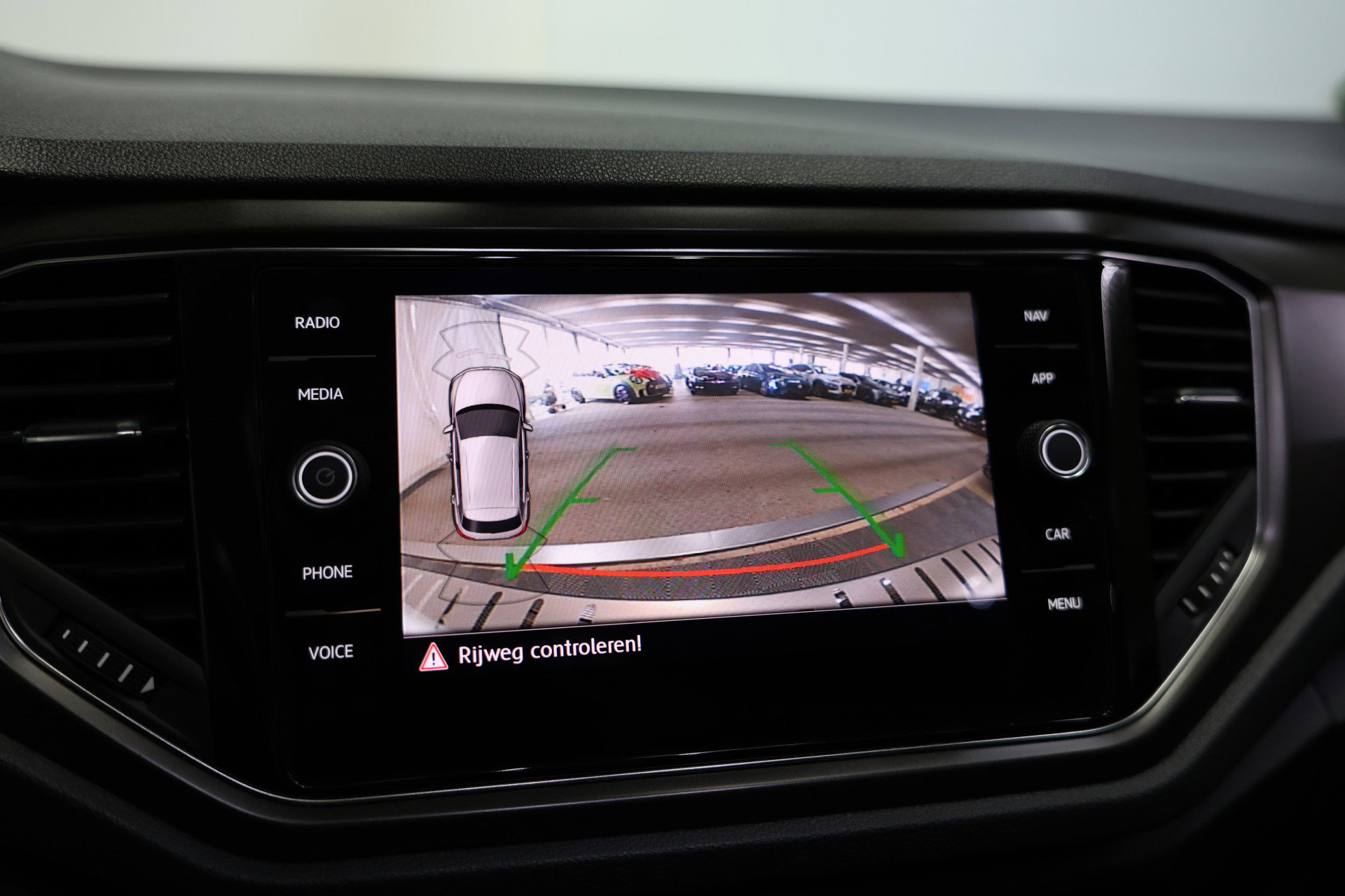 Volkswagen 1.0 TSI R-Line CLIMA VIRTUAL PDC CARPLAY CAMERA PANO LANE+FRONT Ass. '19 - foto 22