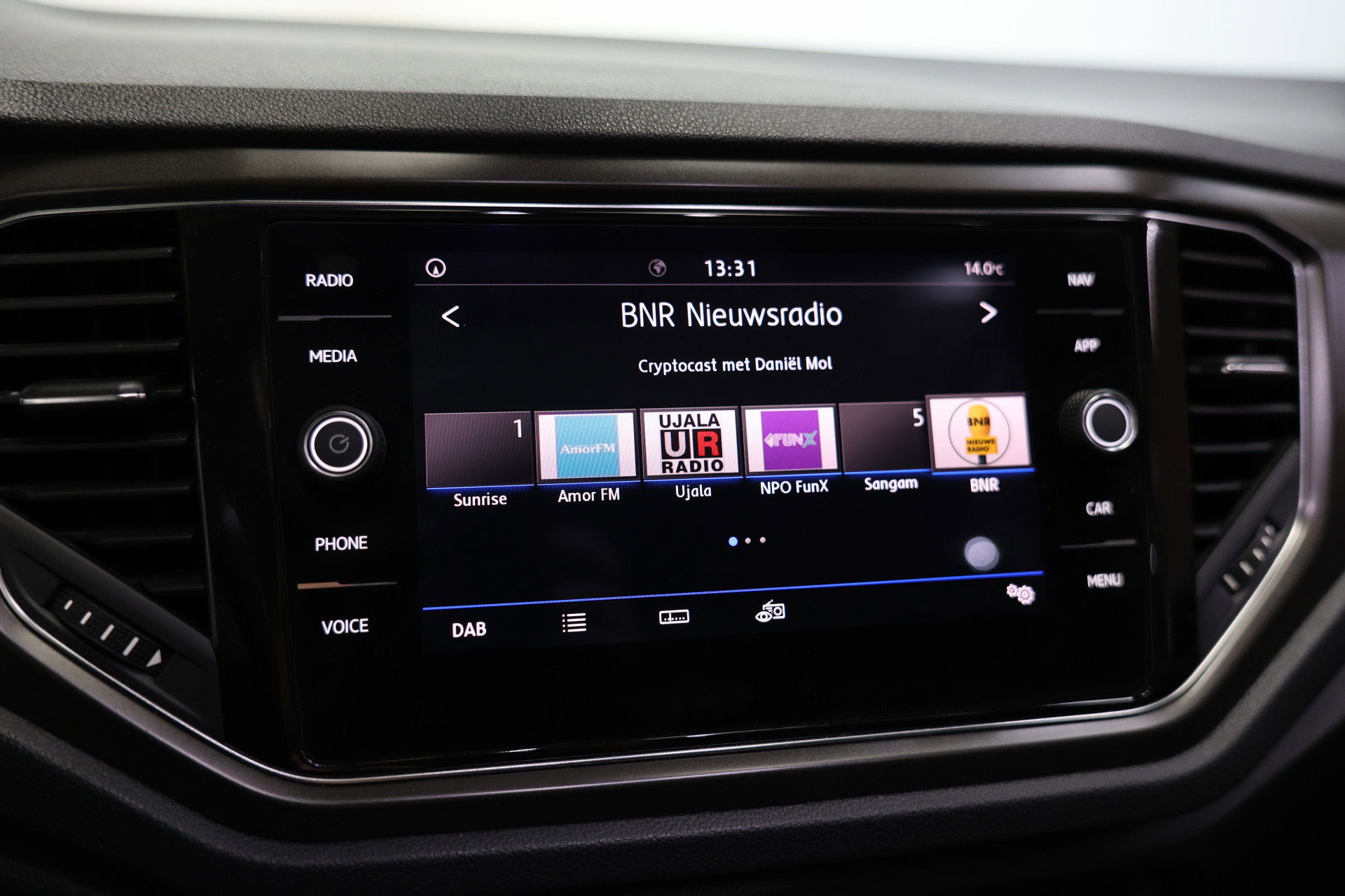 Volkswagen 1.0 TSI R-Line CLIMA VIRTUAL PDC CARPLAY CAMERA PANO LANE+FRONT Ass. '19 - foto 18