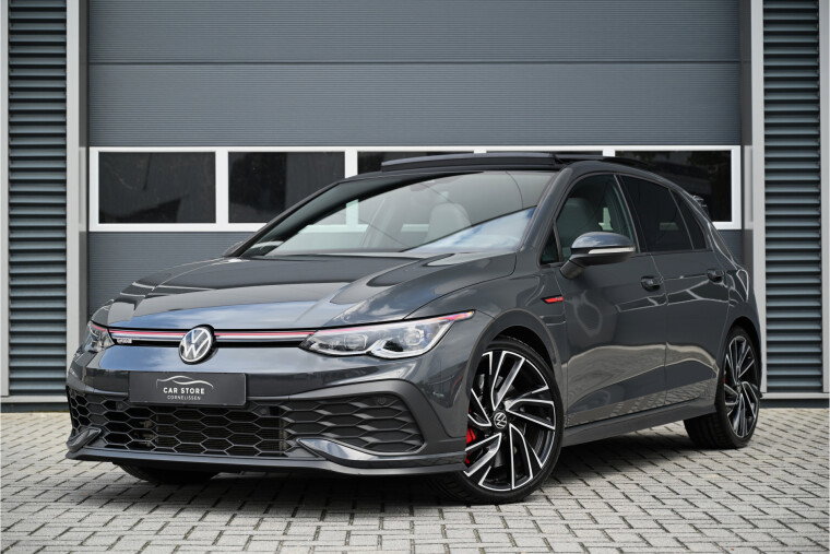 Foto van Volkswagen Golf 2.0 TSI GTI CLUBSPORT 300 PK / PANO / IQ LIGHTS / DCC / NURBURGRING / HUD / HARMAN KARDON / CAMERA / BLIND SPOT