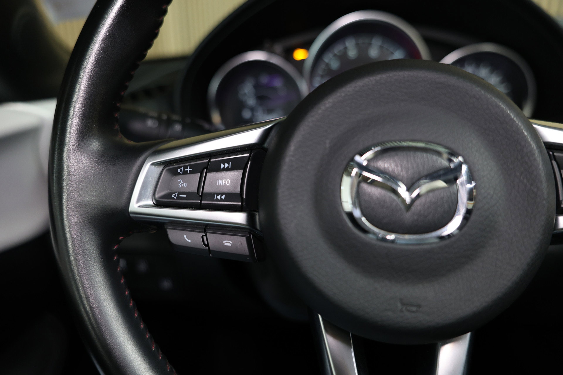 Mazda 1.5 SkyActiv-G 131 GT-M BOSE LEDER NAVI KEYLESS CRUISE BT "16 - foto 14