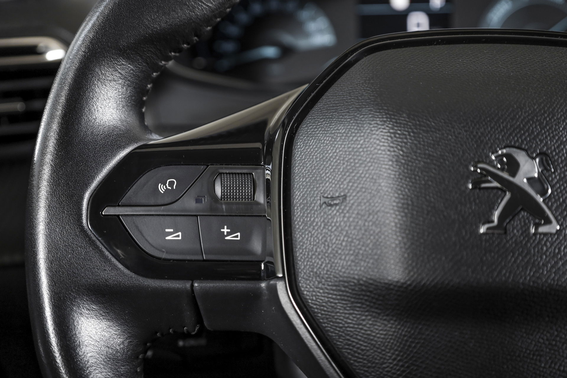 Peugeot - e-208