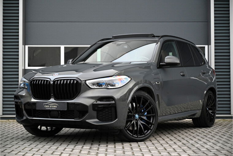 Foto van BMW X5 xDrive45e M-SPORT / SKYLOUNGE PANO / INDIVIDUAL / HUD / SOFTCLOSE / LASER / 4WIELSTURING / TREKHAAK / DRAVIT / BTW