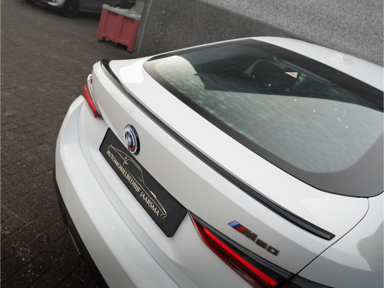 M achterspoiler in Saphirschwarz