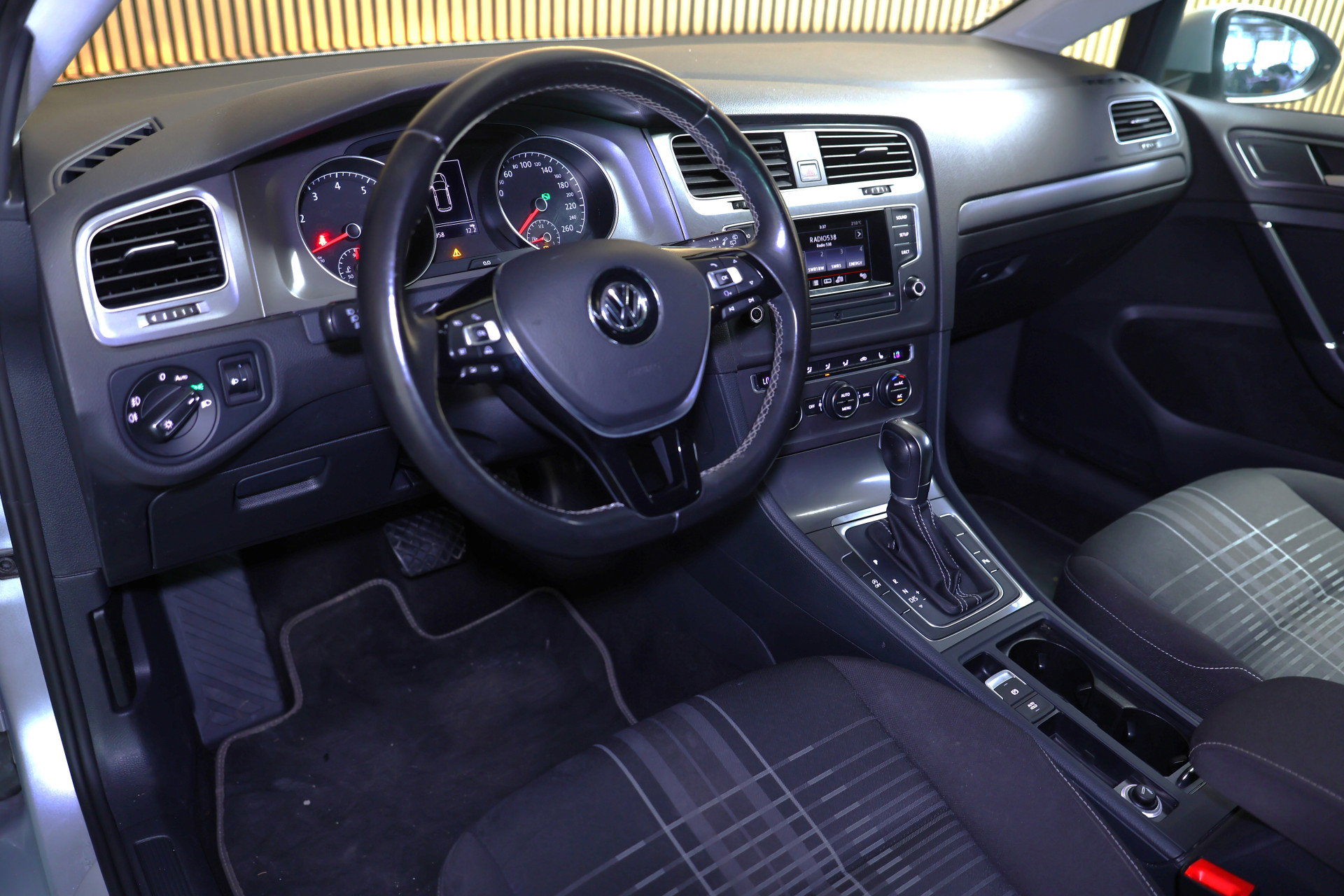 Volkswagen 1.4 TSI Highline LOUNGE AUTOMAAT ECC CRUISE PDC STOELVERWARMING '14 - foto 17