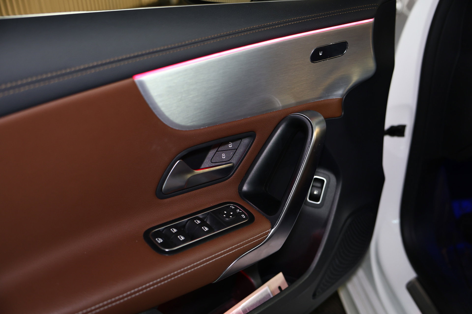 Mercedes-Benz 250e AMG AMBIENTE PANODAK NAVI AUTOM CRUISE PDC CAM SFEER '20 - foto 16