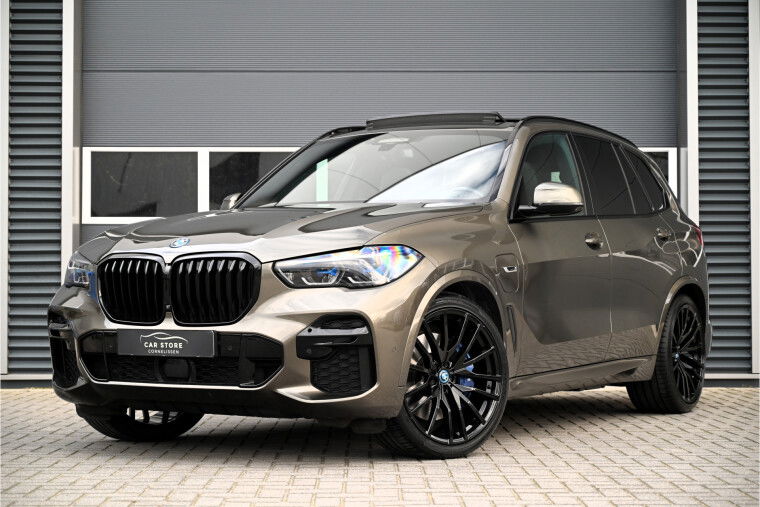 Foto van BMW X5 xDrive45e M-SPORT / SKYLOUNGE PANO / INDIVIDUAL LEDER / MASSAGE / LASER / HUD / TREKHAAK / MANHATTAN GREEN