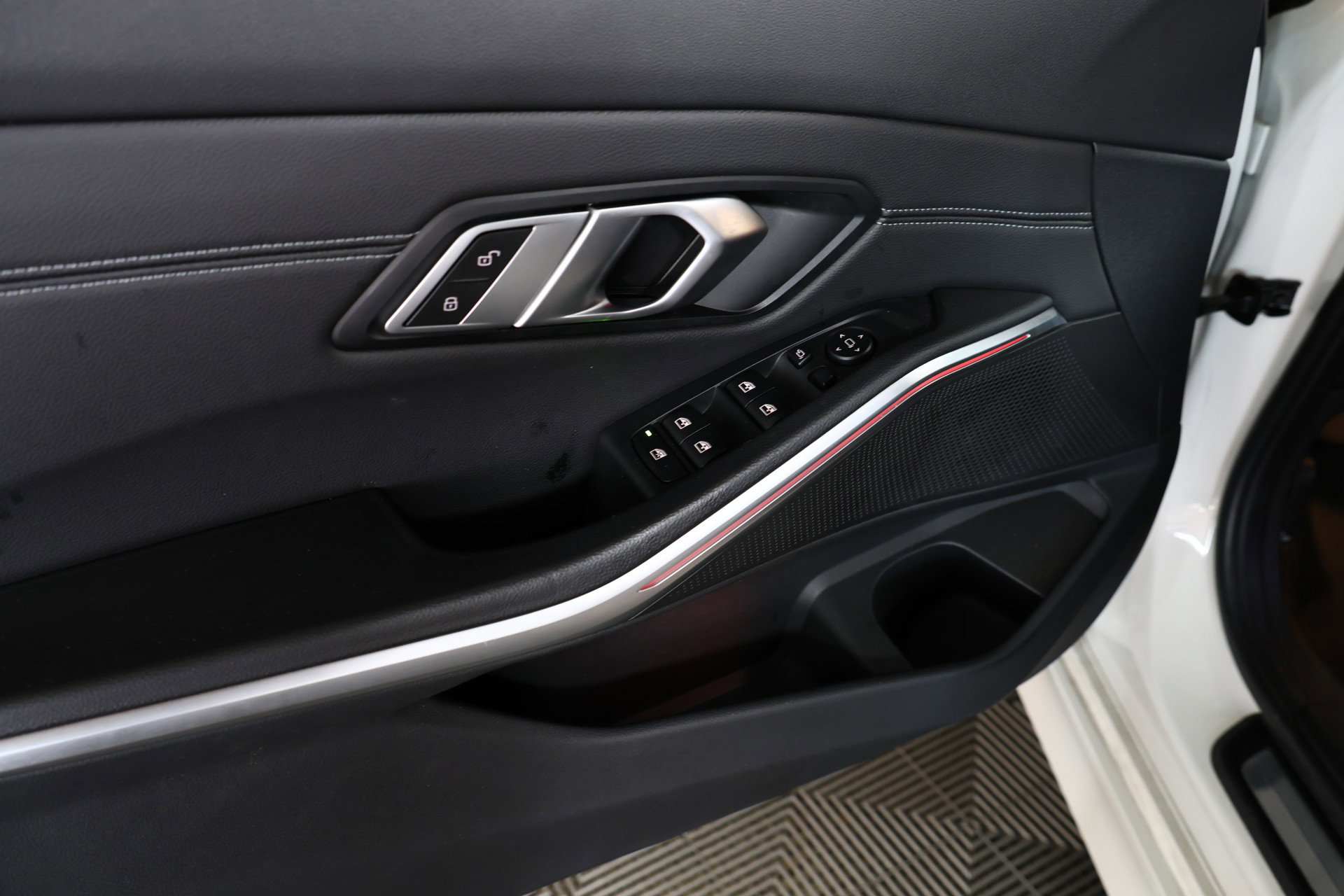 BMW 318i Business M SPORT Edition AVM SPORTLEDER NAVI CARPLAY VIRTUAL '21 - foto 11