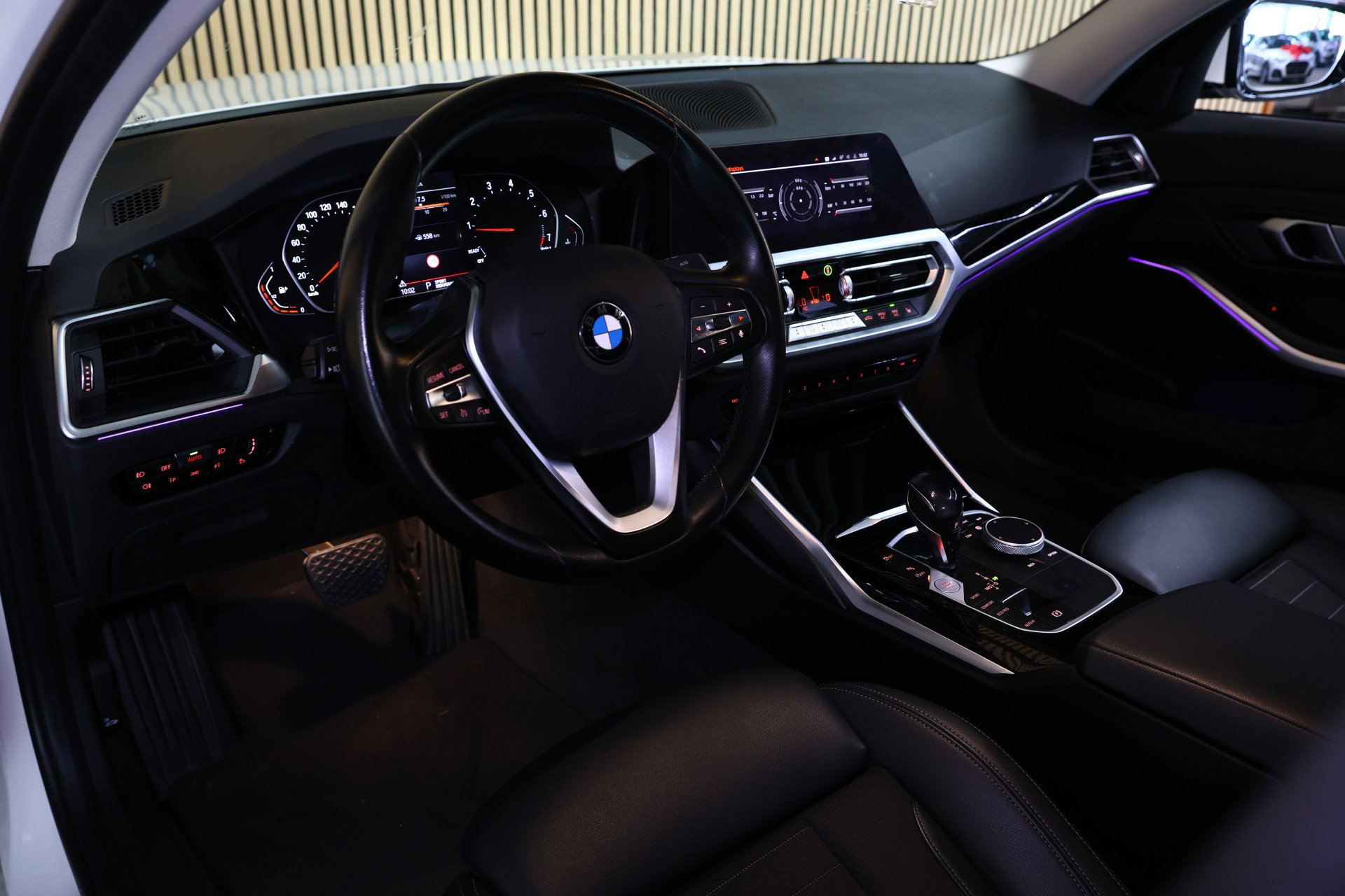 BMW 318i Business M SPORT Edition AVM SPORTLEDER NAVI CARPLAY VIRTUAL '21 - foto 2