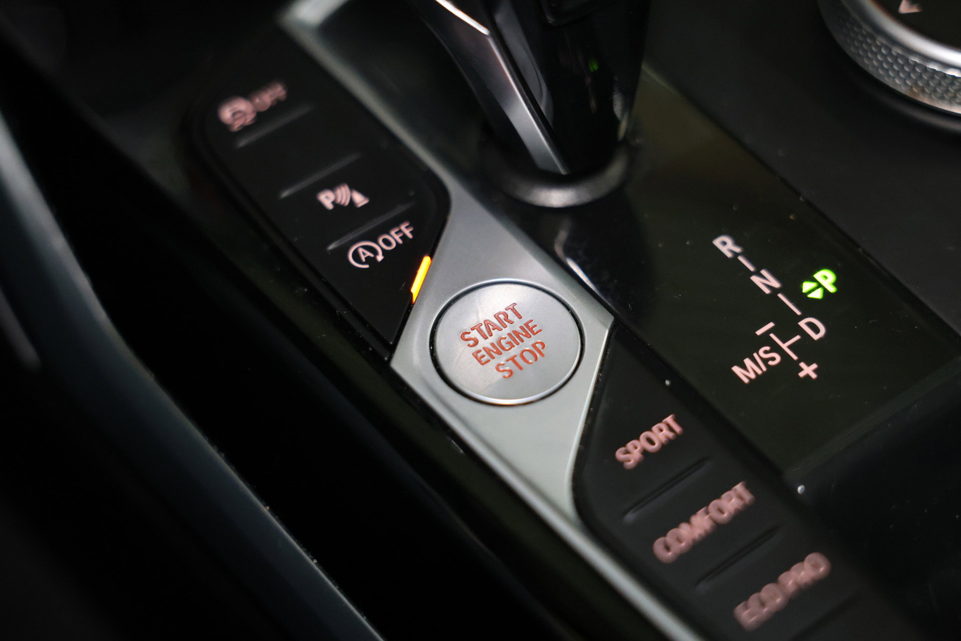BMW 318i Business M SPORT Edition AVM SPORTLEDER NAVI CARPLAY VIRTUAL '21 - foto 32