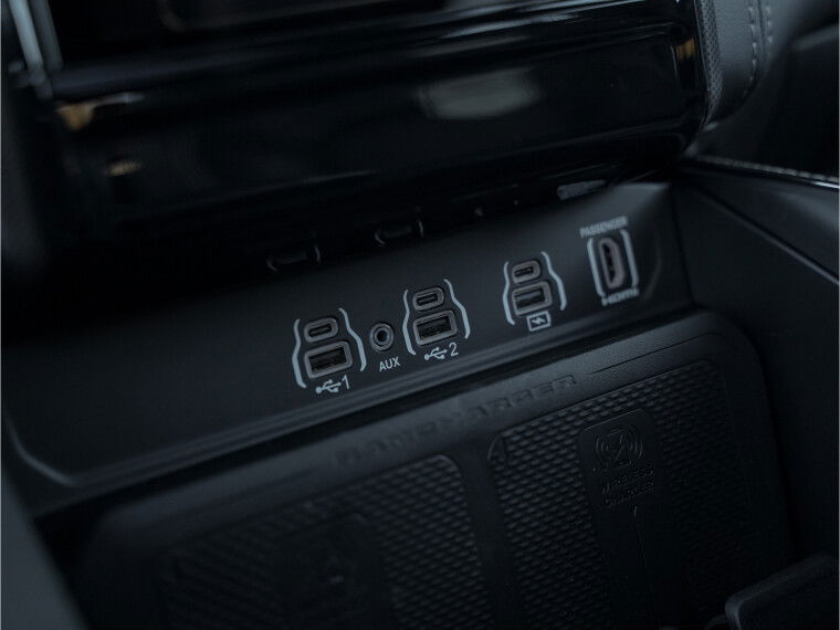 USB-aansluiting tussen voorstoelen