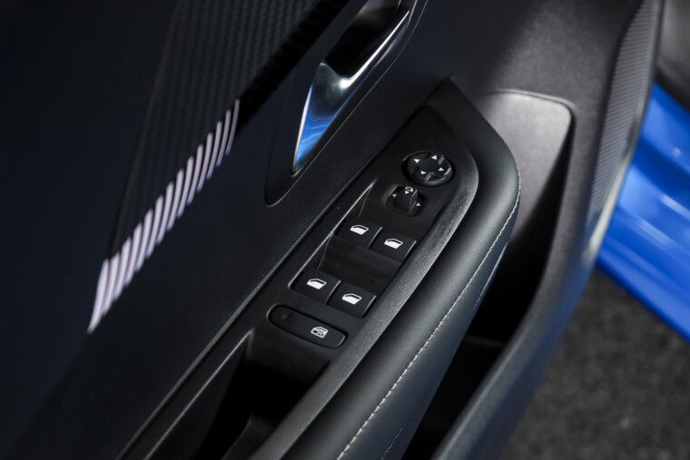 Peugeot - 208