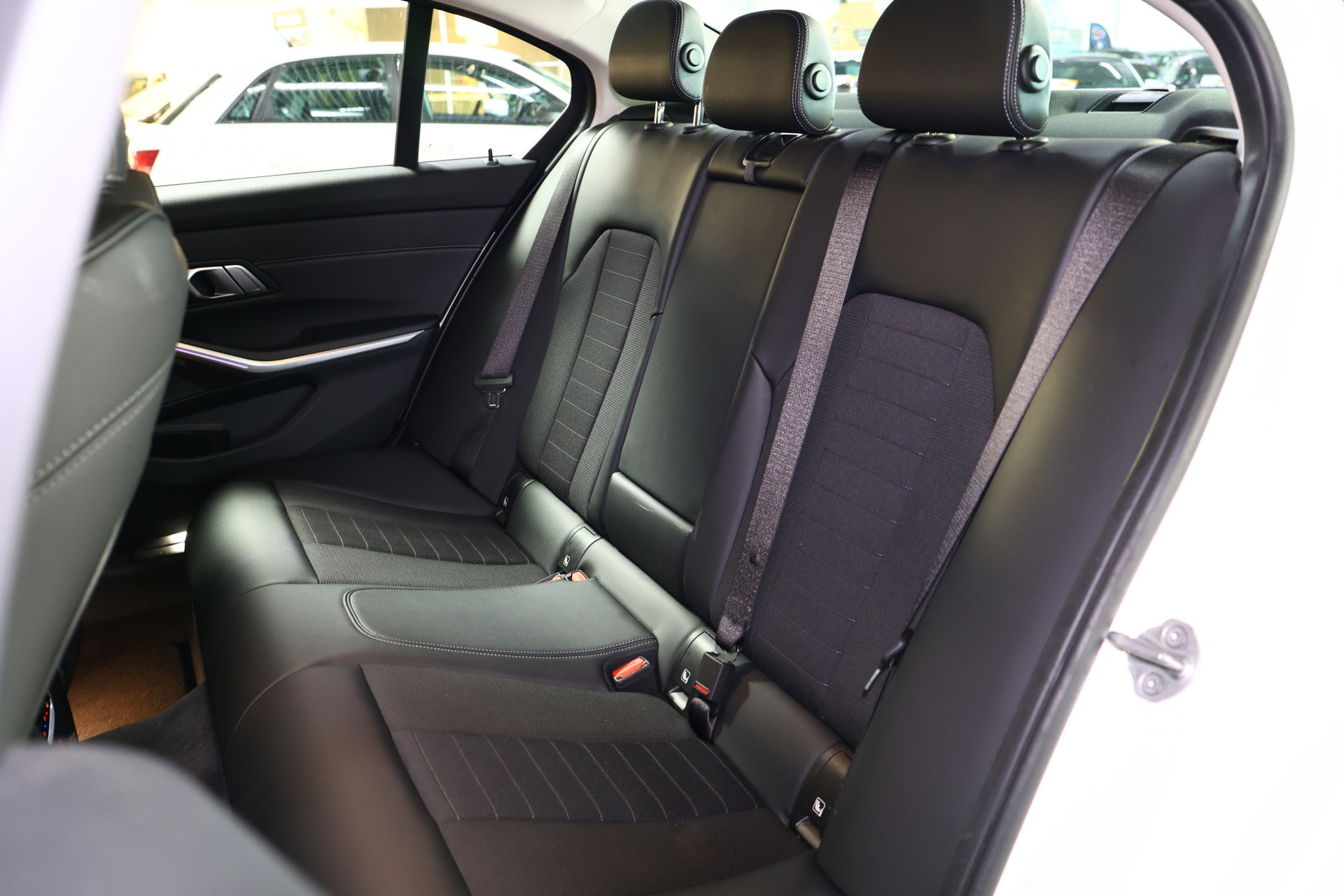 BMW 318i Business M SPORT Edition AVM SPORTLEDER NAVI CARPLAY VIRTUAL '21 - foto 34