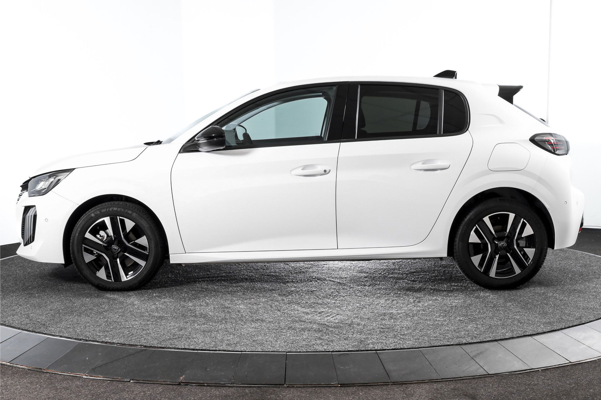 Peugeot - 208