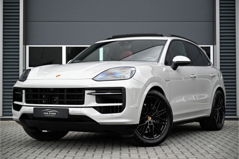 Foto van Porsche Cayenne 3.0 E-Hybrid / SPORT DESIGN / PANO / PASSENGER DISPLAY / SPORTUITLAAT / HUD / 4WIELSTURING / SPORT CHRONO