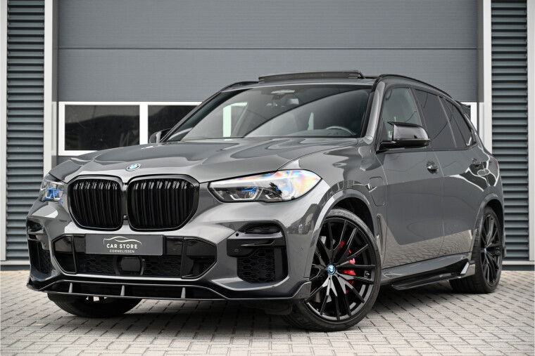 Foto van BMW X5 xDrive45e M-SPORT / PANO / AERO PACK / DRAVIT / LEDER INDIVIDUAL / CARBON / LASER / HUD / SOFTCLOSE