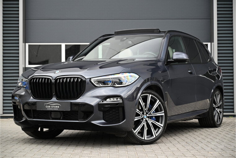 Foto van BMW X5 xDrive45e M-SPORT / PANO / INDIVIDUAL / LASER / SOFTCLOSE / HUD / HARMAN KARDON / 360 CAMERA / 22"