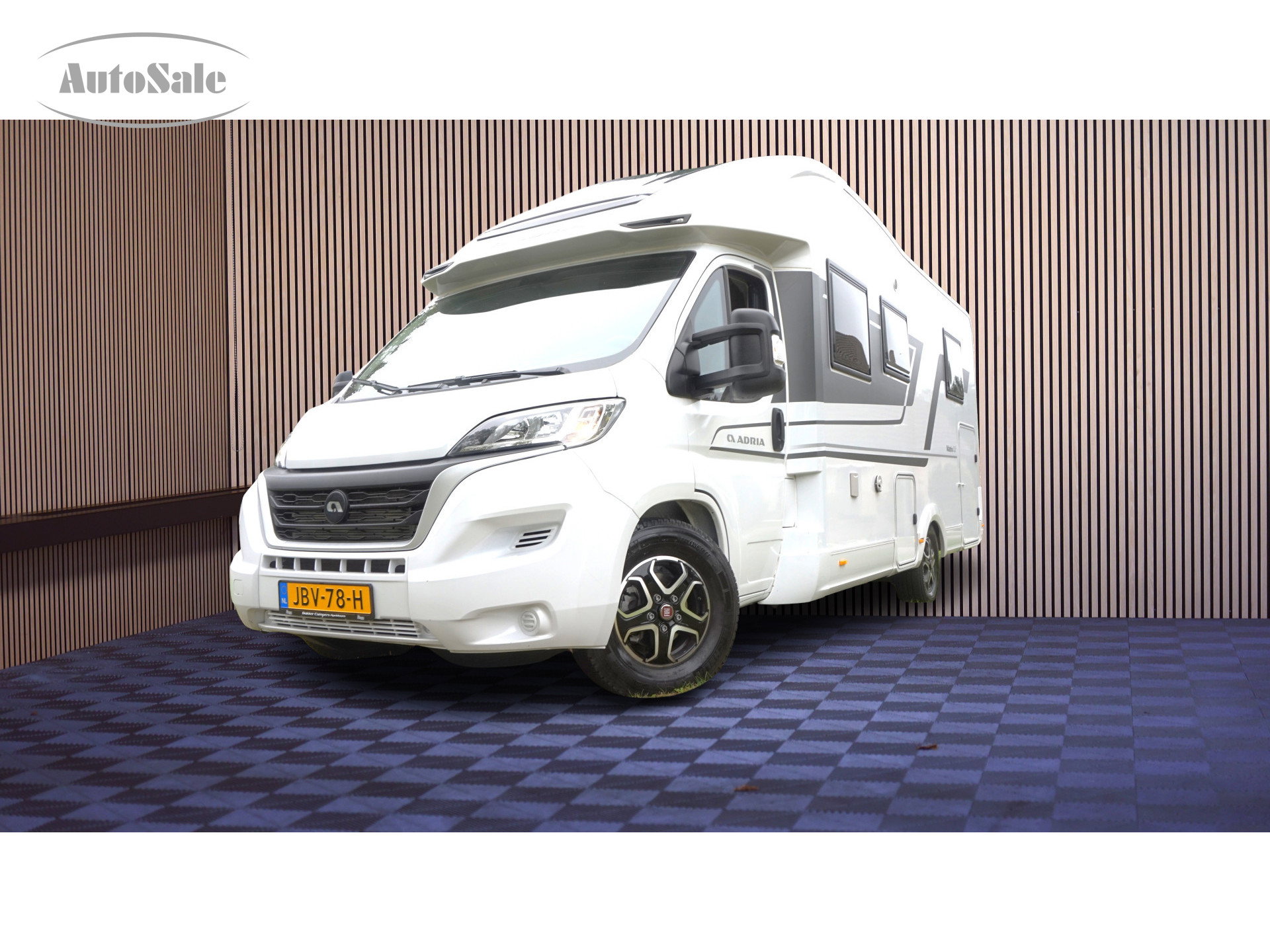 Adria MATRIX 670SC PLUS AUTOMAAT 141 pk Zonnepan. Electr. Fietsendrager / Hefbed 023 - foto 1