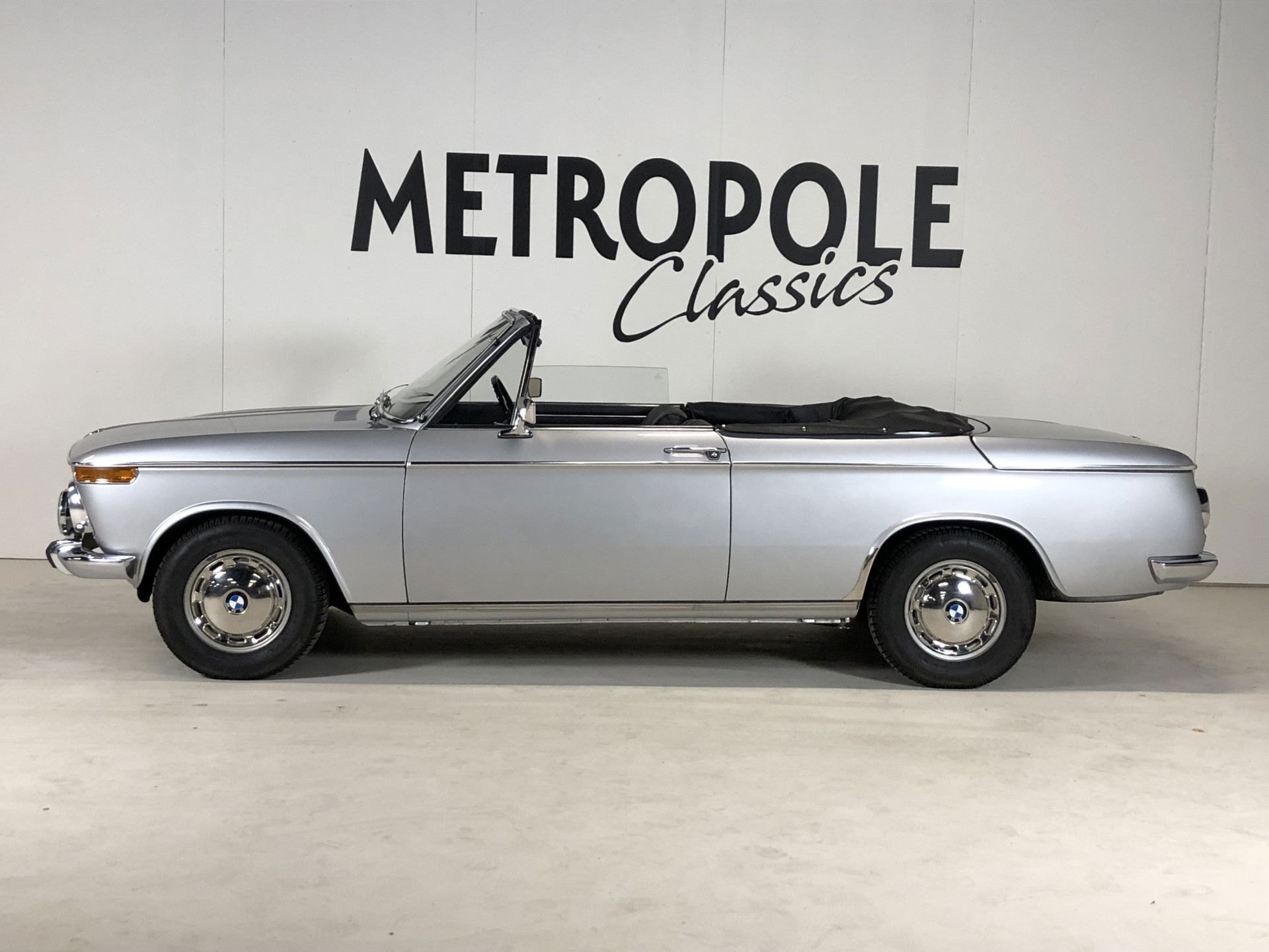 BMW 1968年式 1600-2 カブリオレ 1/18 BMW 1968年式 1600-2 カブリオレ 1/18