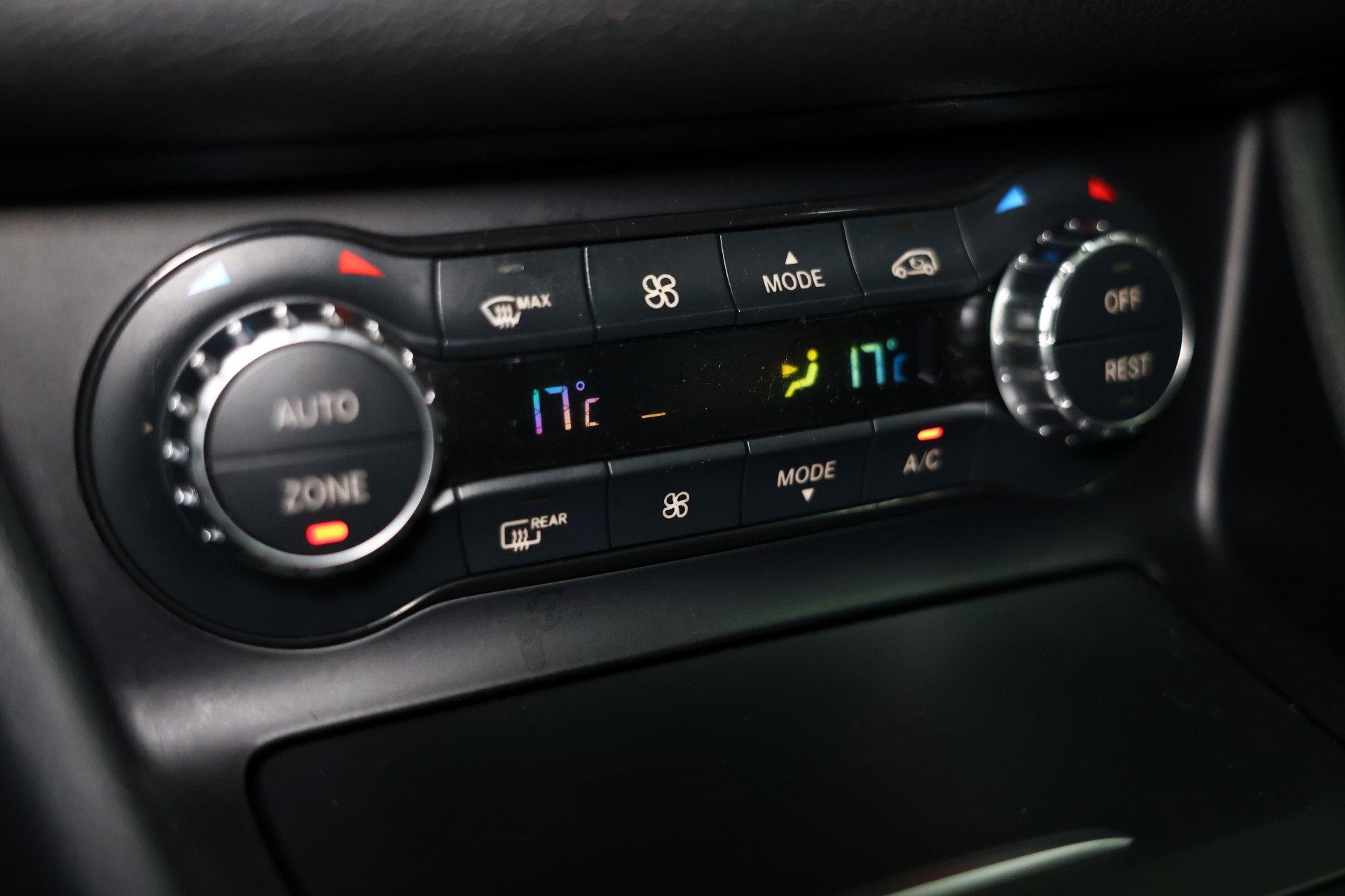 Mercedes-Benz 200 AMG Prestige PANODAK NAVI CLIMA CRUISE BT KEYLESS `14 - foto 27