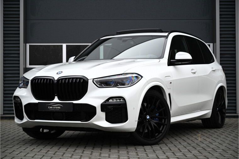 Foto van BMW X5 xDrive45e M-SPORT / PANO / LASER / MASSAGE / HUD / COMFORTSTOELEN / STOELKOELING / TREKHAAK / 22"