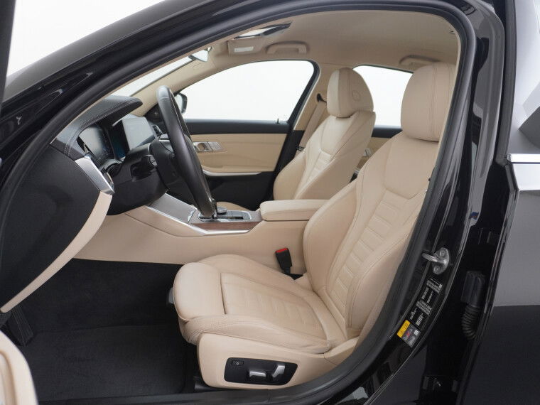 Foto van BMW 3-serie 330e 293PK Autom.8 Leder+Verwarmd+Elektr. Apple Carplay Android Auto Trekhaak Camera Adap.Cruise DAB+ Led Laserlicht Live cockpi
