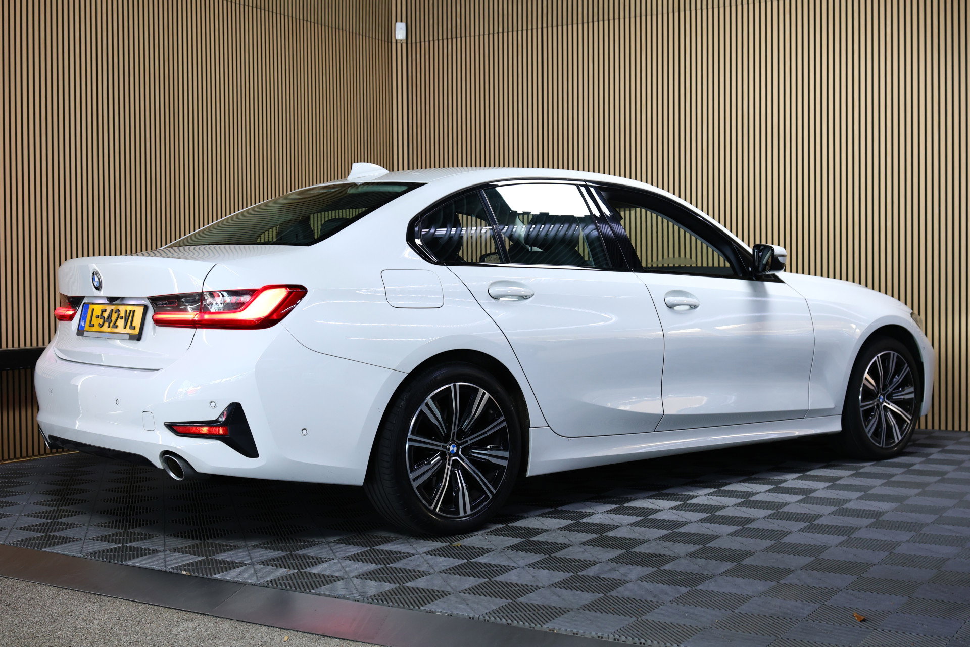 BMW 318i Business M SPORT Edition AVM SPORTLEDER NAVI CARPLAY VIRTUAL '21 - foto 5