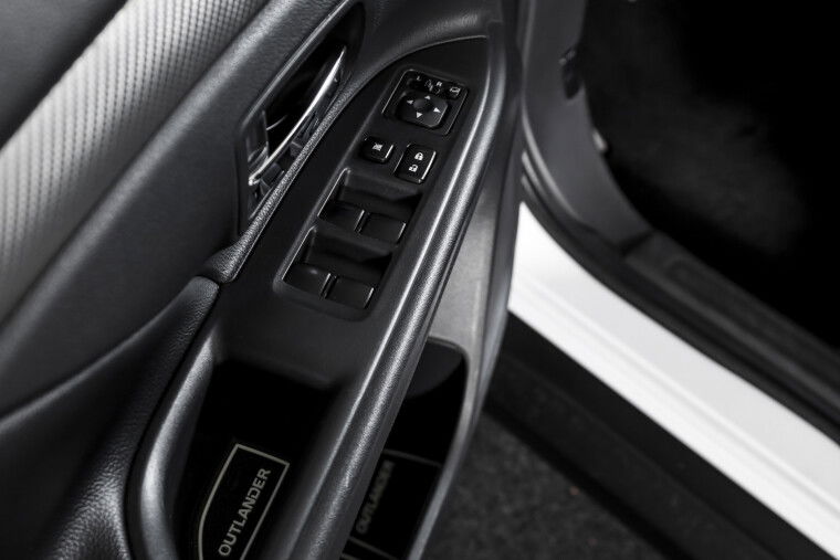 Mitsubishi - Outlander