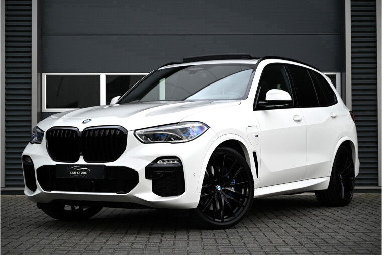 Foto van BMW X5 xDrive45e M-SPORT / PANO / LASER / MASSAGE / HUD / COMFORTSTOELEN / STOELKOELING / TREKHAAK / 22"